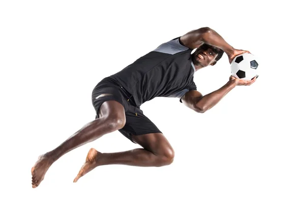 Homem negro jogando futebol — Fotografia de Stock