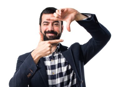 Esmer yakışıklı poz