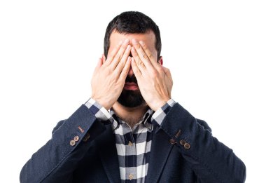 Esmer yakışıklı poz