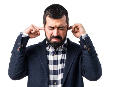 Esmer yakışıklı poz