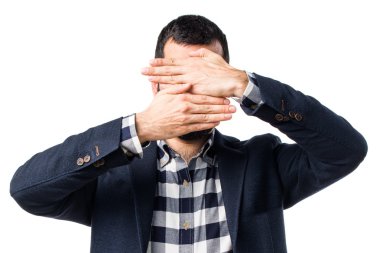 Esmer yakışıklı poz