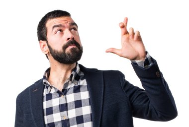 Yakışıklı adam parmaklarıyla geçiş