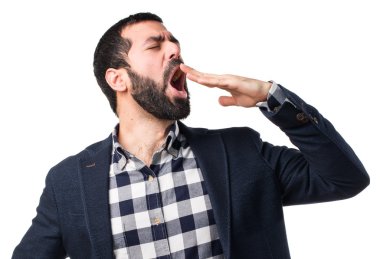 Esmer yakışıklı poz