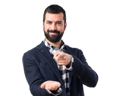 Yakışıklı adam bir şey tutan