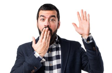 Sürpriz bir jest yapan yakışıklı erkek