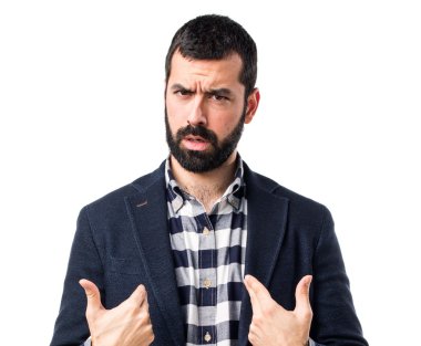 Sürpriz bir jest yapan yakışıklı erkek