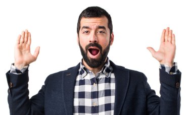 Sürpriz bir jest yapan yakışıklı erkek