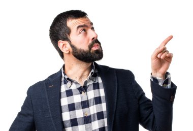 Esmer yakışıklı poz