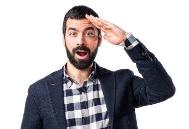 yakışıklı bir adam bir şey gösteriliyor