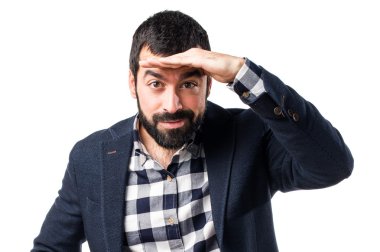 yakışıklı bir adam bir şey gösteriliyor