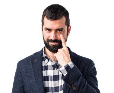 yakışıklı bir adam bir şey gösteriliyor