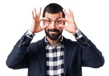 yakışıklı bir adam bir şey gösteriliyor