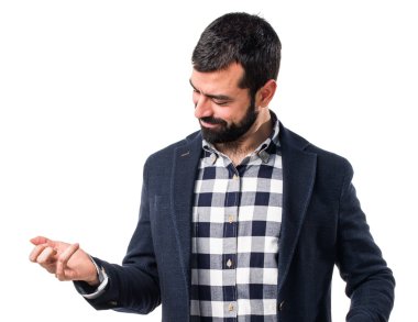 Yakışıklı adam gitar jest yapma