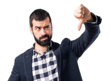 Kötü sinyal yapan erkek