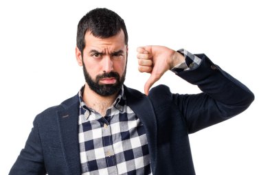 Kötü sinyal yapan erkek