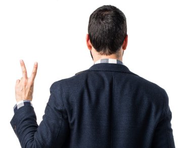 Zafer hareketi yapan adam.