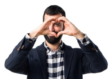 Elleriyle kalp yapan adam