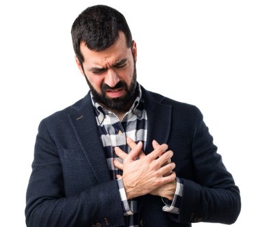 Kalp ağrısı olan bir adam.