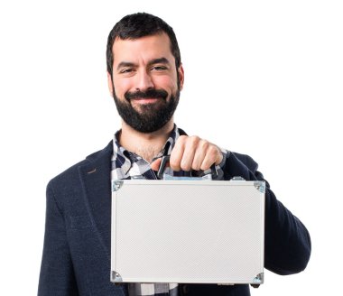 Elinde evrak çantası olan bir adam.