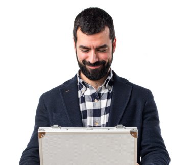 Elinde evrak çantası olan bir adam.