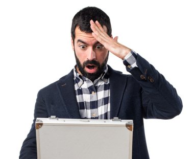 Elinde evrak çantası olan bir adam.