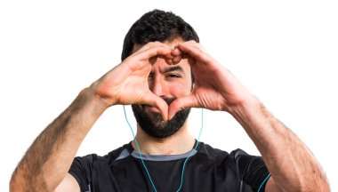 Sportman elleri ile bir kalp yapma