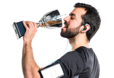 Bir kupa tutan Sportman