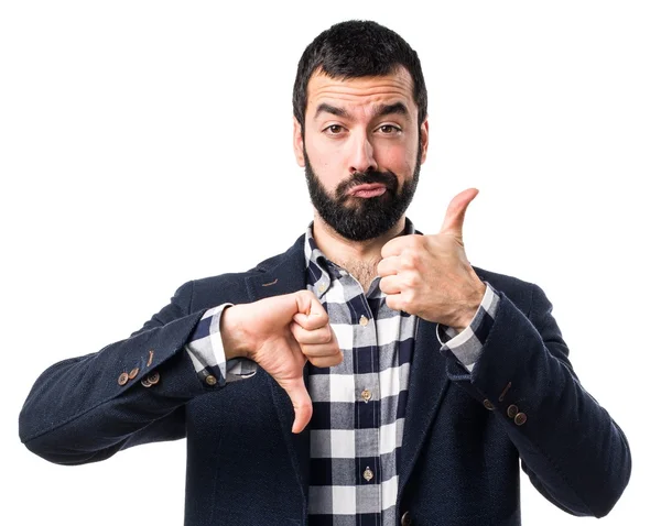 Yakışıklı adam iyi-kötü işaret yapma