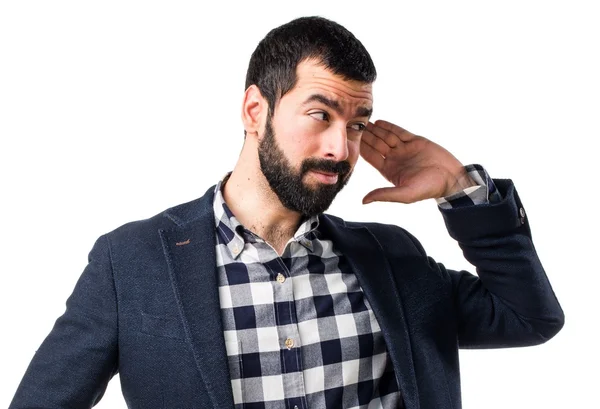 Yakışıklı adam bir şey dinleme