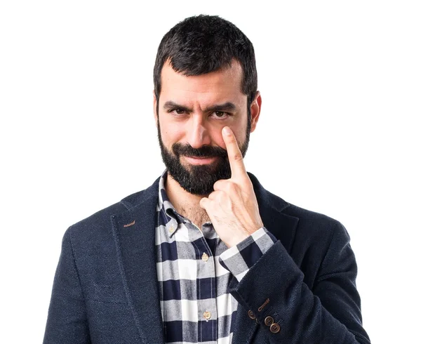 yakışıklı bir adam bir şey gösteriliyor