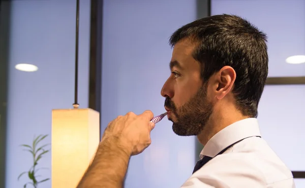 Man haar tanden poetsen — Stockfoto