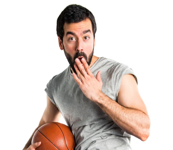 Homem jogando basquete pulando e fazendo gesto surpresa — Fotografia de Stock