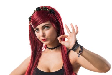 Ok işareti yaparak genç Kızıl saçlı kız