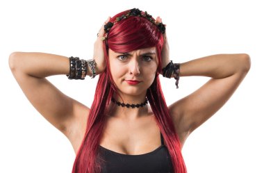 Genç kız kulakları kapsayan