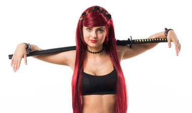 Katana ile genç Kızıl saçlı kız