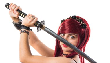 Katana ile genç Kızıl saçlı kız