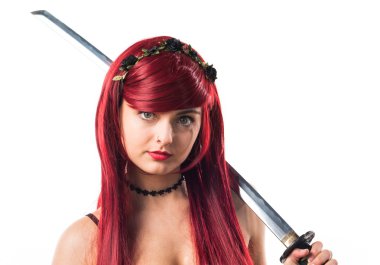 Katana ile genç Kızıl saçlı kız
