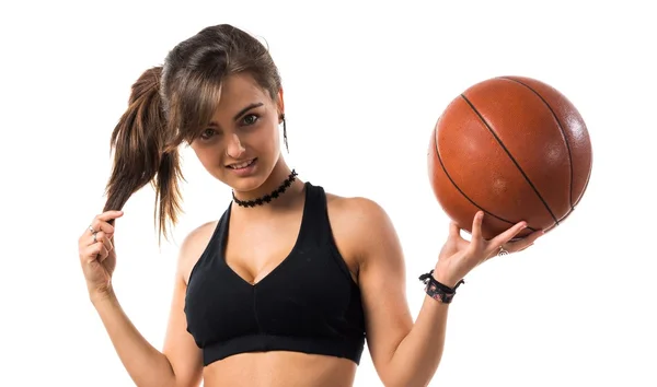 Chica joven jugando baloncesto — Foto de Stock