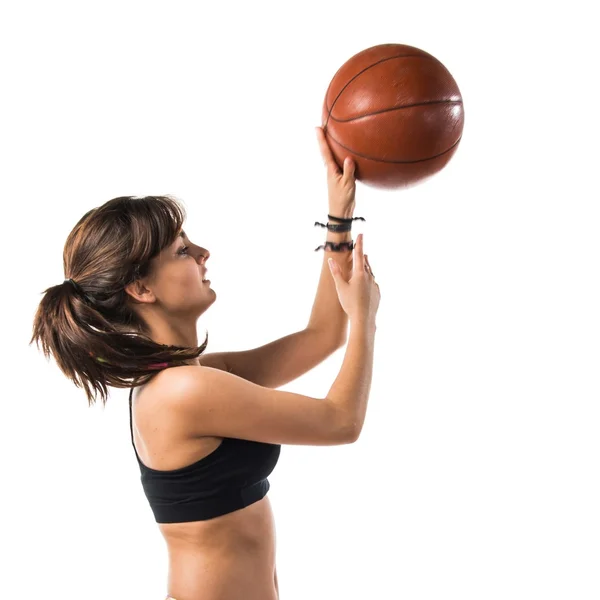 Chica joven jugando baloncesto — Foto de Stock