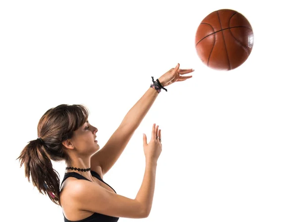 Junges Mädchen spielt Basketball — Stockfoto