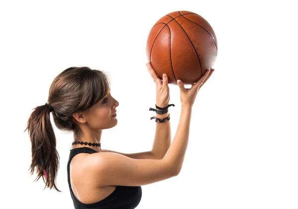Mladá dívka hraje basketbal — Stock fotografie