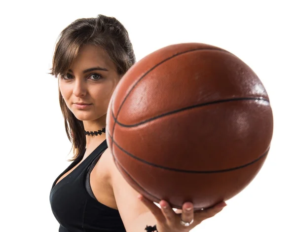 Jovem jogando basquete — Fotografia de Stock