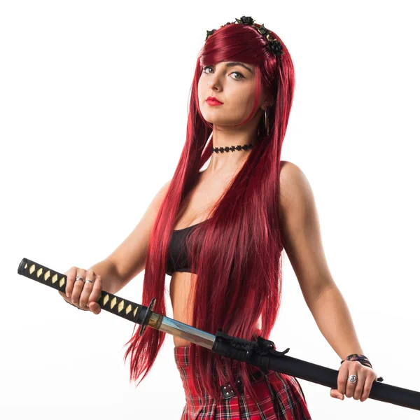 Chica pelirroja joven con katana — Foto de Stock