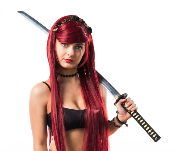 Chica pelirroja joven con katana — Foto de Stock