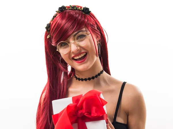 Jonge roodharige meisje bedrijf van een gift — Stockfoto