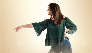 Genç kız izole arka plan üzerinde