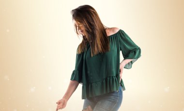 Genç kız izole arka plan üzerinde