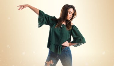 Genç kız izole arka plan üzerinde