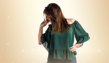 Genç kız izole arka plan üzerinde