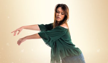 Genç kız izole arka plan üzerinde